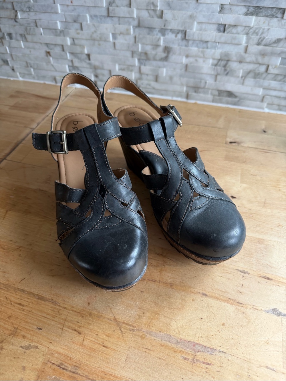 b.o.c. Melodie Leather T-Strap Wedge shoesā9